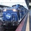 寝台特急『北斗星』。札幌～函館間では写真のDD51形ディーゼル機関車が2両で客車をけん引している。