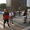 インドネシア ジャカルタ市内で交通ルールの啓蒙活動を行うグループ