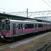 奥羽本線横手駅に停車中の701系2両編成。「もやしもん」のラッピングは701系に施される。