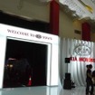 “KIA TOWN”へ通じる入口。タイムトンネルのような枠を抜けると・・