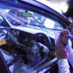 車内をくまなくのぞき込まなければならず、クルマを見てもらうのに良いアイディア