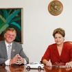 ブラジルのジルマ・ルセフ大統領と会談するダイムラー幹部