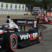 パワー（前）とディクソンの攻防。写真：IndyCar