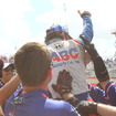 ポール獲得に沸いた琢磨陣営。写真：IndyCar