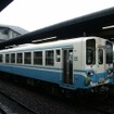 「鉄道ホビートレイン」に改造されるキハ32形気動車。いかにもローカル線の小型車両だが、来春から「新幹線風」の観光列車に生まれ変わる。