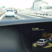 トヨタ　AHDA　先行車との車車通信を示すモニター画面