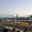 土曜の夜にはグランドスタンドで前夜祭が行われた