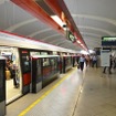 シンガポールMRTの駅ホーム。同国のマスタープランでは2030年までに路線網を現在の倍に拡大し、公共交通利用率をアップさせる目標を示している