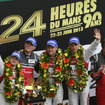 今年のルマンを制したアウディ2号車トリオ。左からマクニッシュ、アウディモータースポーツ代表のウルリッヒ氏、クリステンセン、デュバル。写真：AUDI AG