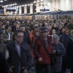 混雑するロンドンの駅。英国では1日約2万4000本の列車が運行されており、9～10月の定時運行率は92.1%だった