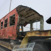 東日本大震災発生から3カ月後の2011年6月、女川町内で見かけた気動車の車体の搬送。女川駅に保存されていたキハ40 519と見られる。