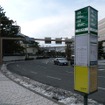 新潟交通電車線の白山前駅があった市役所前バス停留所。写真の奥の方が今回の試乗コースとなる旧電車通りで、かつては道路中央に単線の軌道が敷かれていた。