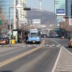 中央車線をバス専用とした韓国・ソウルのBRT。停留場も路面電車のように道路内に設けられている。