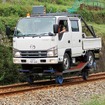 着脱式の軌道走行用台車を使って線路を走る「レールランナー」。レールテックは1tトラック車タイプのレールランナーをこのほど開発した。