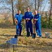 セレモニーで記念の植樹を行う37Sクルー（左から若田、マストラキオ、チューリン宇宙飛行士）（出典：JAXA／GCTC）