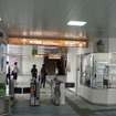沖縄都市モノレール線（ゆいレール）県庁前駅の改札口。現在は磁気式の切符やカードのみ対応している。