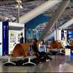 チェックイン前のキャニオン空間は、待合椅子を更新し、モバイル用の電源設備も配備