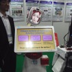 芝浦工業大学はサービスロボット「サッチャン」を展示。愛嬌のある笑顔で迎えてくれる。韓国製だが、ソフトウェアに手を加えている（写真7）