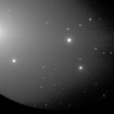 すばる望遠鏡に搭載された FOCAS が撮影したラブジョイ彗星 (C/2013 R1) の核周辺。ハワイ時間2013年10月31日未明 (日本時間2013年10月31日20時54分頃) 撮影。波長 550 ナノメートル (V バンド)、５秒露出。視野の大きさは、およそ 6×3 分角。