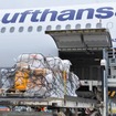 フィリピンへ救援物資を輸送するルフトハンザ航空の輸送機