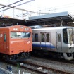 大阪環状線で運転されている103系（左）と223系。JR西日本は同線をはじめとした京阪神各線で大晦日に終夜運転を行う