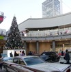 クリスマスイルミと共に華やかななカラーリングのクラシックカーを大量展示