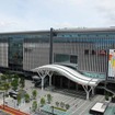 現在の「4代目博多駅」。九州新幹線の全線開業にあわせ、新しい駅ビル「JR博多シティ」が2011年3月3日にオープンした。