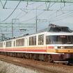 JR東日本の「パノラマエクスプレスアルプス」として運用されていた頃の富士急2000形（2000年8月撮影）。6両のうち2014年2月に引退する3両をJR時代の塗装に復元する。