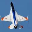 離陸直後に急上昇（ハイレートクライム）を行うF-2戦闘機。岐阜にしかない試験塗装機。