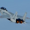 F-15戦闘機もアフターバーナーを吹かして急上昇。あっという間に見えなくなる。