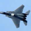 スピードブレーキを展開しながら旋回するF-15戦闘機。