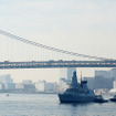 HMSデアリング、レインボーブリッジ下を通り抜けて東京港へ。