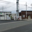 大船渡線BRTの陸前高田駅（左）。陸前高田市仮庁舎付近に仮設の駅舎が設置されている。