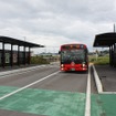 専用道が整備された大船渡駅で発車を待つ盛行きのバス。