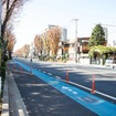 北浦和駅から埼玉大学方面へ伸びる埼大通りには自転車専用レーンを用意