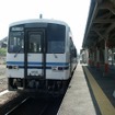 江津駅で発車を待つ三江線の三次行き普通列車。2014年7月中に全線の運転を再開する見込みとなった。