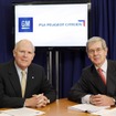 GMのダン・アカーソン会長兼CEOとPSAのフィリップ・ヴァラン会長（2012年2月の資本提携発表時）