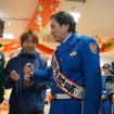 神奈川県警察高速道路交通警察隊の一日隊長に就任したルー大柴さん、眠気防止にガムを配って歩いた