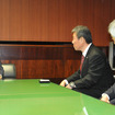 太田国交相（左）を表敬した全国オートバイ協同組合連合会の吉田会長（中）と福井専務理事（右）