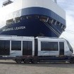 ドバイに到着した仏アルストム製の路面電車「シタディス」