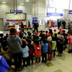 栃木駅でサンタの登場を待つ子どもたち