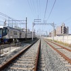 西鉄天神大牟田線で進められている高架化工事の仮線（右）。