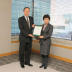 写真左から：日本総合研究所の足達英一郎 理事、日本郵船の和崎揚子経営委員
