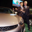 ヒュンダイモーターアメリカのジョン・クラフチック社長兼CEO（右）。2012北米COTYのヒュンダイ・エラントラ受賞式（デトロイトモーターショー12）
