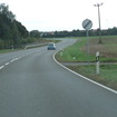 ドイツの地方道。片側1車線でも斜め線の標識が出たら最高速度は100km/hだ。