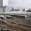 KITTE（旧・東京中央郵便局）の屋上庭園から東京駅を眺める。従来の西之島は同駅構内をほぼすっぽり覆うほどの広さがある。