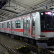 神奈川県内の大手私鉄5社は年末年始の輸送人員を発表。東急は相互直通運転開始で渋谷駅の改札通過人員が減ったが、実質では4.8%増加した。写真は元日早朝に運転された『みなと横浜 初日の出号』