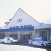 駅移転時に建設された三角屋根の駅舎（1990年撮影）。2006年1月の放火事件で焼失した。