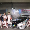 写真：実験車両「コードX」を囲む、豊田章男社長とニュル24時間レース参戦ドライバー