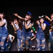 今年のオートサロンはイベントホールにのみステージを設定。痛車系やアキバ系イベントでもおなじみのアイドルグループ「ALLOVER」は広いステージを駆け巡った。
